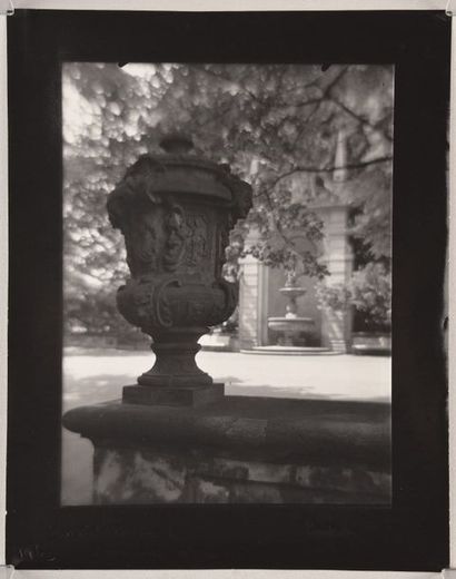 null Vasque baroque dans le Jardin Royal (Baroque urn in Royal Garden), 1942-1952
Grande...