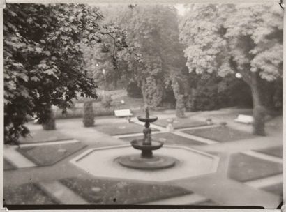 null Fontaine dans le Jardin Royal (Fountain in Royal Garden), 1942-1952
Épreuve...