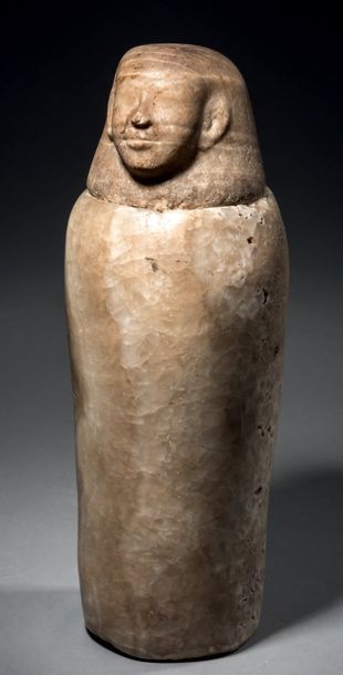 null Vase canope, le bouchon à tête humaine coiffée d'une perruque striée.
Albâtre
Usure
Égypte,...