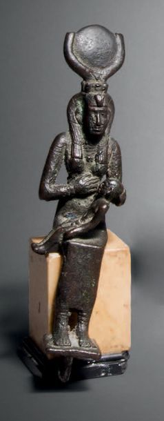 null Statuette votive représentant la déesse Isis assise, vêtue de la longue robe...
