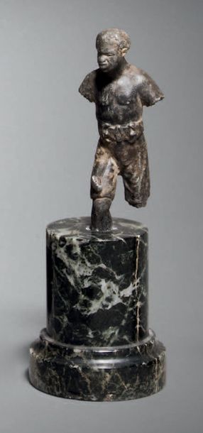 null Statuette représentant un Nubien, paré d'une large ceinture.
Bronze
Lacunes...