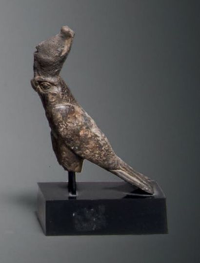 null Statuette votive représentant le dieu Horus sous la forme du faucon, coiffé...