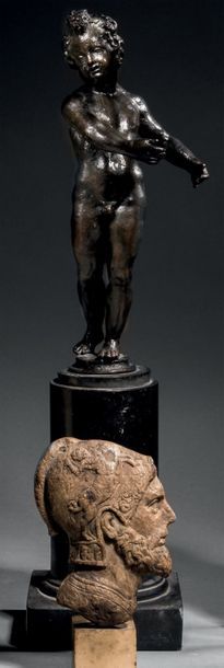 null Putto en bronze à patine noire.
Italie, XVIe siècle
Socle en marbre noir.
H....