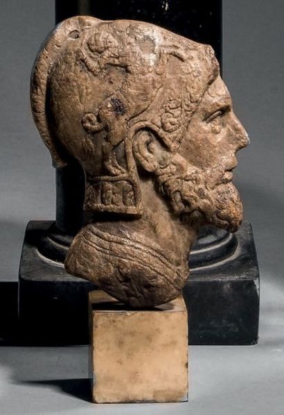 null Profil d'homme casqué droit en albâtre sculpté en bas-relief.
Italie, XVIe siècle
H....