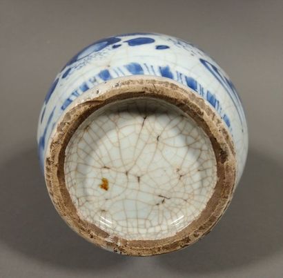 CHINE Verseuse de forme balustre en porcelaine à décor en bleu sous couverte de Chinois...