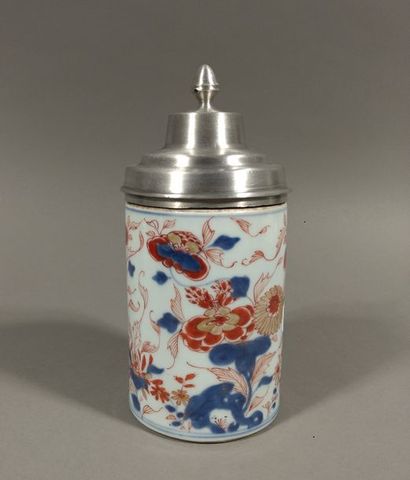 CHINE Pot cylindrique en porcelaine à décor bleu, rouge et or dit Imari de branches...