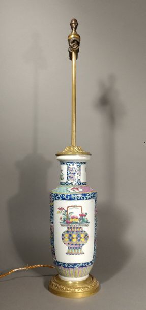 CHINE Vase à décor polychrome des émaux de la famille rose de corbeille fleurie
XIXe...