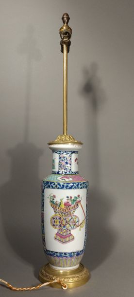 CHINE Vase à décor polychrome des émaux de la famille rose de corbeille fleurie
XIXe...