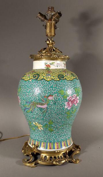 CHINE Vase de forme balustre en porcelaine à décor polychrome des émaux de la Famille...