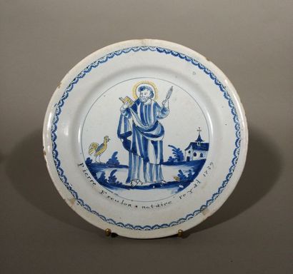 NEVERS Deux assiettes en faïence à décor patronymique en camaïeu bleu et orangé au...