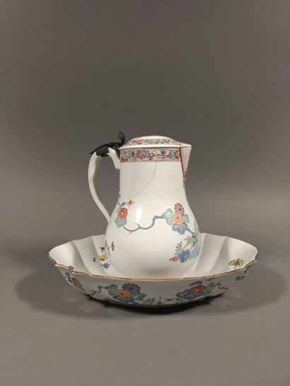 CHANTILLY Pot à eau couvert et une jatte ovale en porcelaine tendre à décor polychrome...