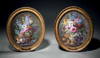 SÈVRES Paire de plaques ovales en porcelaine tendre à décor polychrome de bouquets...