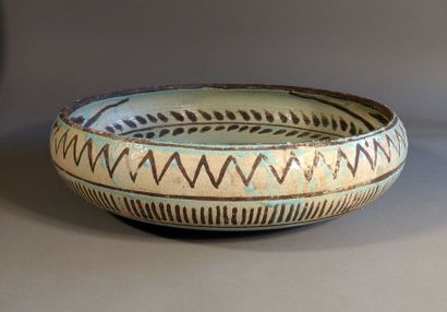 Jean BESNARD (1889-1958) Large plat en céramique à corps circulaire et bords galbés....