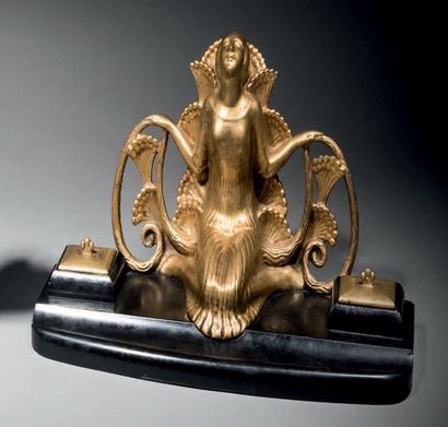 Gustave GILLOT (1888-1965) Écritoire en bronze doré à corps de femme assise sur fond...