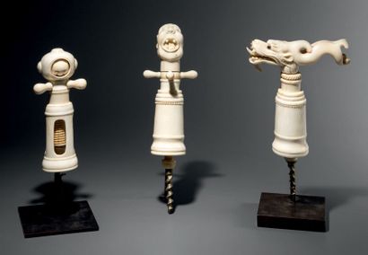 null Suite de trois tire-bouchons anthropomorphes en ivoire sculpté
Le premier à...