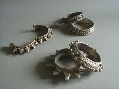 null Lot de cinq bracelets, Maroc
Argent, argent à bas titre, métal, perle de verre
D....