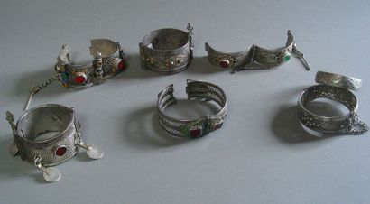 null Lot de sept bracelets, Maroc
Argent, métal, émaux, pâte de verre, perles de...