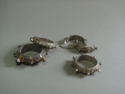 null Lot de quatre bracelets, Ida, Nadif, Anti-Atlas, Maroc
Argent, émaux
D. 9 cm...