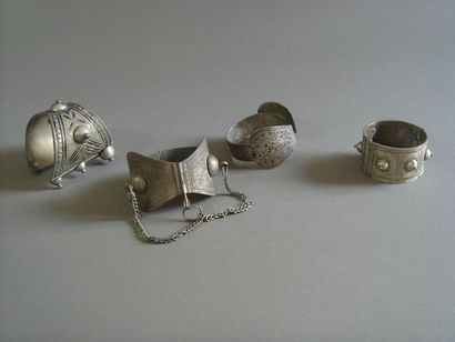 null Lot de quatre bracelets, Moyen Atlas, Maroc Argent, métal D. 6 cm à 7 cm Poids...