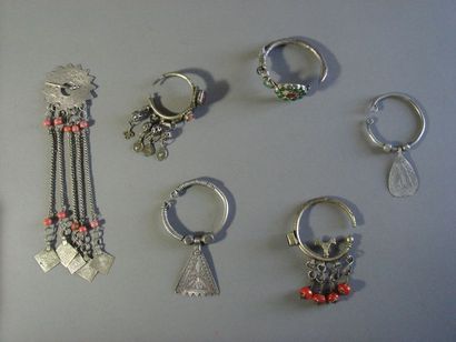 null Lot de quatre boucles d'oreille, et trois pendentifs et ornement de tempe,
Maroc
Argent,...