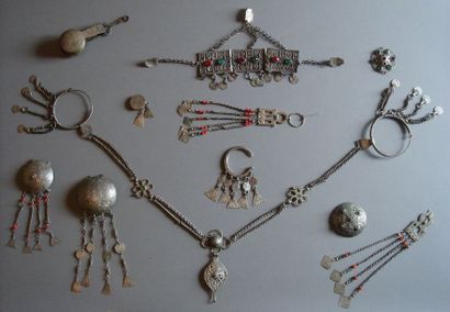 null Lot de onze ornements de tête, parures temporales et pendentifs, Maroc
Argent,...