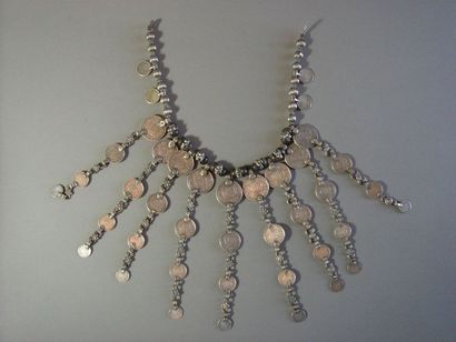 null Collier, Inde
Pièces de monnaie (métal), et perles noires (matière indéterminée),
fibres
L....