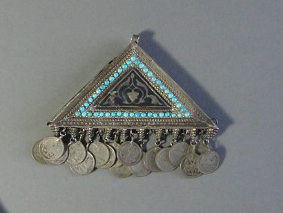 null Amulette Tumar, Ouzbékistan
Argent à bas titre niellé, perles de turquoise,...