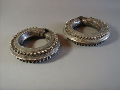 null Paire de bracelets Oman, Ethiopie
Argent
Diam. 13 cm
Poids : 400 gr
Larges anneaux...