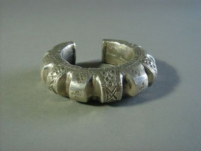 null Bracelet, Oman
Argent
Diam. 8,5 cm
Poids : 72 gr
Petit bracelet ouvert à neuf...
