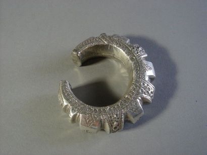 null Bracelet, Oman
Argent
Diam. 8,5 cm
Poids : 72 gr
Petit bracelet ouvert à neuf...