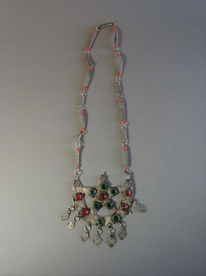 null Collier, Maroc Métal, cabochons et perles de verre, Maroc/Tunisie (?) L. pendentif...