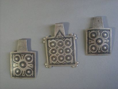 null Lot de trois pendentifs Tiznit (?), Maroc Argent niellé L. de 7,5 cm à 8,5 cm...