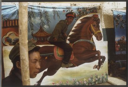MARTIN André CHINOIS DEVANT UN DÉCOR ÉQUESTRE. Pékin, 1985 ; 27 x 40 cm. Tirage cibachrome...