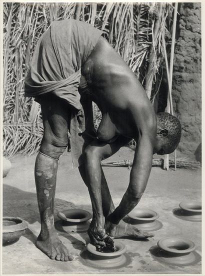 MARTIN André FEMME AFRICAINE. Dahomey, circa 1953 ; 24 x 18 cm Tirage argentique...