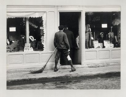 MARTIN André BALAYEUR. Paris, circa 1955 ; 22 x 29,5 cm. Tirage argentique d'époque,...