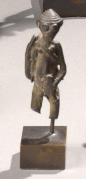 null PENDENTIF REPRÉSENTANT UN ARCHER Peuple Lobi, Burkina Faso Bronze. H. 5,5 cm...