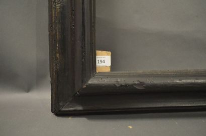 null CADRE À PROFIL RENVERSÉ en bois mouluré et noirci.
Italie, XVIIe siècle (piqûres).
69...