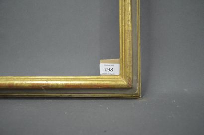 null CADRE en bois mouluré vert et or.
Italie, XVIIIe siècle (petits éclats).
48,7...