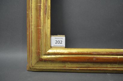 null CADRE À PROFIL RENVERSÉ en bois mouluré et doré.
Italie, XIXe siècle.
23,1 x...