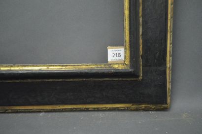 null CADRE À CASSETTA en bois mouluré noir et or.
Bologne, XVIIe siècle (restaurations).
40...