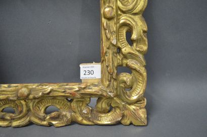 null CADRE en bois sculpté à décor ajouré de rinceaux.
Florence, XVIIIe siècle.
20,3...