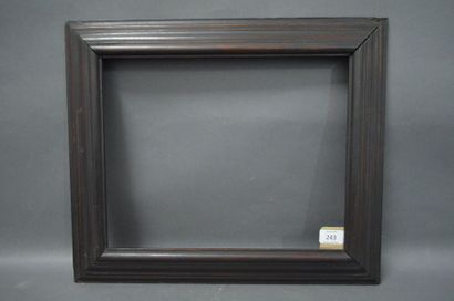null CADRE À PROFIL RENVERSÉ en bois mouluré et noirci.
XIXe siècle.
29,1 x 37 cm...