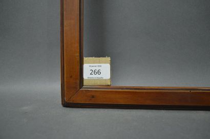 null BAGUETTE en noyer mouluré et teinté.
Italie, XIXe siècle.
44,7 x 58,7 cm - Profil:...