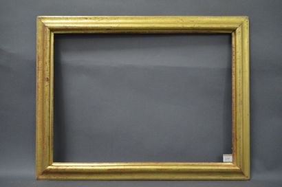 null CADRE À PROFIL RENVERSÉ en bois mouluré et doré.
XIXe siècle.
49,2 x 67,7 cm...