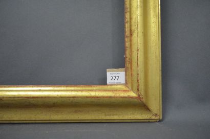 null CADRE À PROFIL RENVERSÉ en bois mouluré et doré.
XIXe siècle.
49,2 x 67,7 cm...