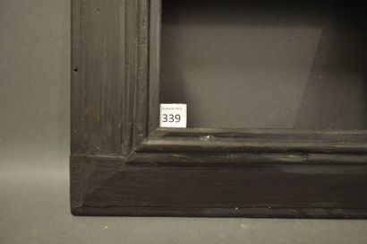 null CADRE À CASSETTA ET À PROFIL RENVERSÉ en bois noirci.
Espagne, XVIIIe siècle.
11...