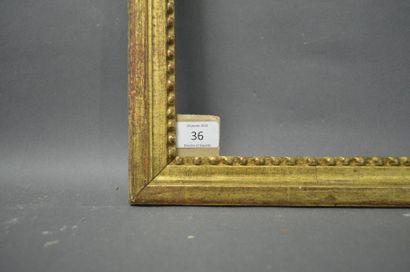 null BAGUETTE en bois sculpté et doré à décor de perles à la vue.
Époque Louis XVI.
38...