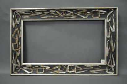 null CADRE en bois mouluré et stuc noir et argenté à décor de végétaux.
Circa 1900.
35,3...