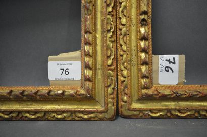 null PAIRE DE CADRES À PROFIL RENVERSÉ en bois sculpté et doré à décor de culots.
Époque...