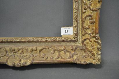 null BEAU CADRE en chêne sculpté et doré à décor Bérain.
Époque Louis XIV (usures).
20,9...